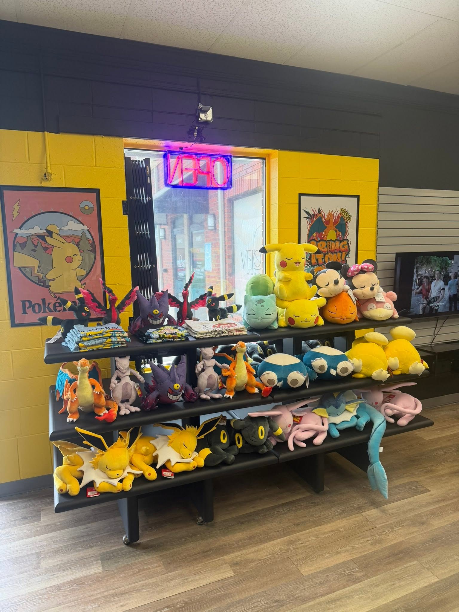WiseGuys Cards & Collectibles display cases
